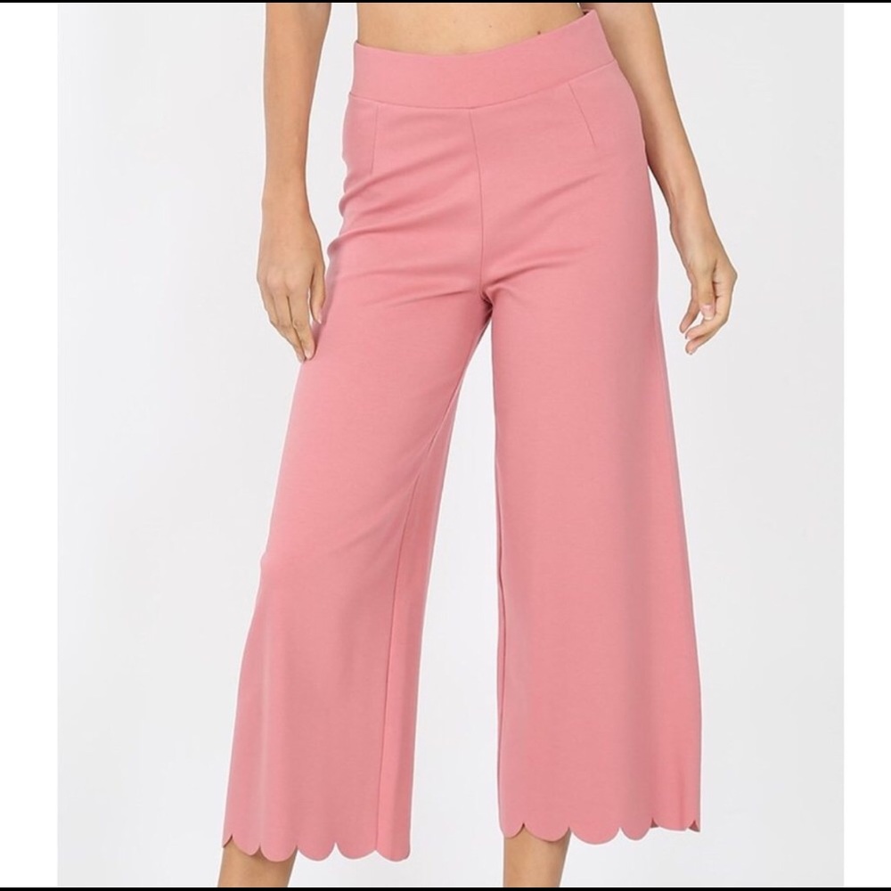 🌹SALE- Adorable Pink Cropped Ponte Scallop Pants